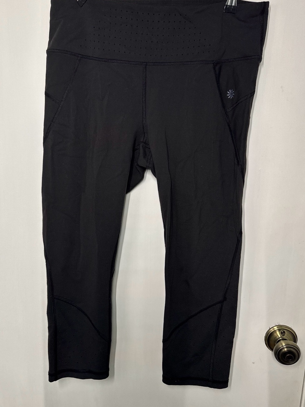 Athleta Black Performance cropped leggings